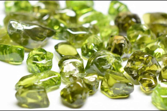 Đá Peridot là gì thông tin chi tiết, nguồn gốc, công dụng và ứng dụng trong cuộc sống Đá Peridot là gì thông tin chi tiết, nguồn gốc, công dụng và ứng dụng trong cuộc sống