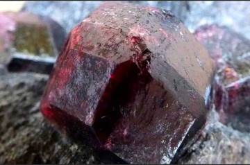 Giá đá Garnet bao nhiêu, cách phân biệt Garnet với Ruby và Spinel Giá đá Garnet bao nhiêu, cách phân biệt Garnet với Ruby và Spinel