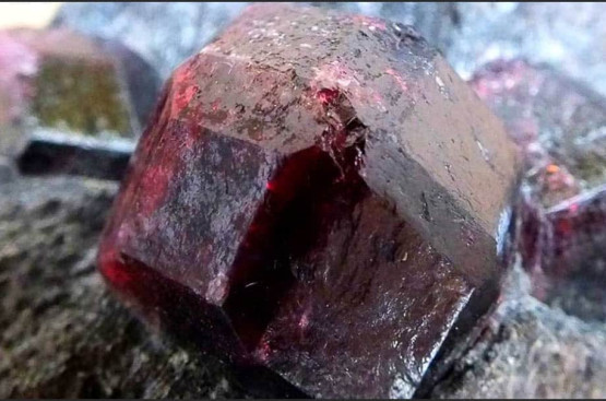 Giá đá Garnet bao nhiêu, cách phân biệt Garnet với Ruby và Spinel Giá đá Garnet bao nhiêu, cách phân biệt Garnet với Ruby và Spinel