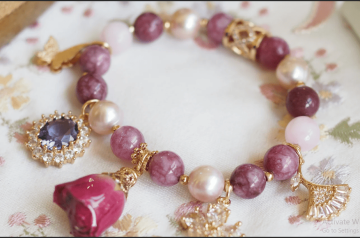 Cách đeo vòng tay phong thủy đúng cách để thu hút tài lộc, may mắn và bình an Cách đeo vòng tay phong thủy đúng cách để thu hút tài lộc, may mắn và bình an