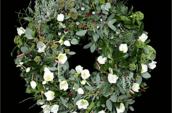 Cận cảnh vòng hoa giáng sinh đắt nhất thế giới với 16 viên Ruby và 32 viên Kim Cương Cận cảnh vòng hoa giáng sinh đắt nhất thế giới với 16 viên Ruby và 32 viên Kim Cương