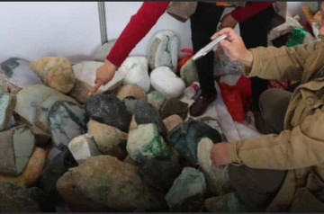 Đổ thạch là gì? Cách nhận biết chất lượng đá tránh mất tiền oan Đổ thạch là gì? Cách nhận biết chất lượng đá tránh mất tiền oan