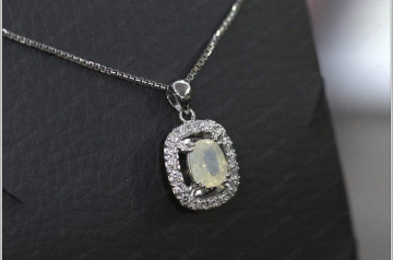 Anh P.Luật tặng vợ Mặt dây Sapphire vàng đồng Lục Yên tự nhiên 100% Anh P.Luật tặng vợ Mặt dây Sapphire vàng đồng Lục Yên tự nhiên 100%