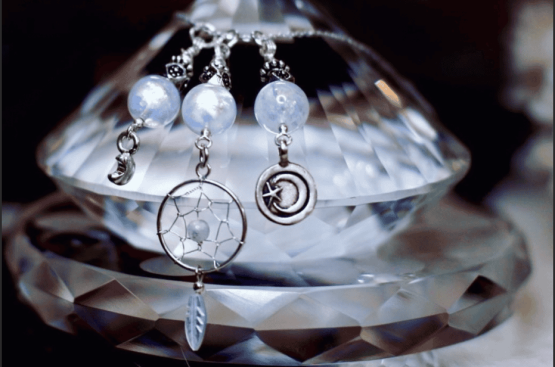 Sự khác nhau giữa đá Topaz và Thạch Anh Trắng, loại nào đắt hơn? Sự khác nhau giữa đá Topaz và Thạch Anh Trắng, loại nào đắt hơn?