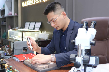 CEO Nguyễn Ngọc Tú từ bỏ sự nghiệp đến chủ thương hiệu đá quý cao cấp. CEO Nguyễn Ngọc Tú từ bỏ sự nghiệp đến chủ thương hiệu đá quý cao cấp.
