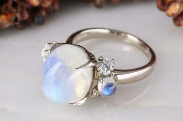 Mẫu nhẫn đính đá màu trắng: Kiệt tác tôn vinh vẻ đẹp của người sở hữu Mẫu nhẫn đính đá màu trắng: Kiệt tác tôn vinh vẻ đẹp của người sở hữu
