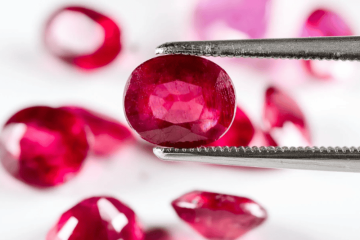 Đá Ruby Thái Lan: Khám phá bí mật của nữ hoàng đá quý – viên Hồng Ngọc từ xứ sở chùa Vàng Đá Ruby Thái Lan: Khám phá bí mật của nữ hoàng đá quý – viên Hồng Ngọc từ xứ sở chùa Vàng