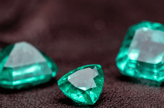 Khám phá ý nghĩa đá Ngọc lục bảo: Bí mật đằng sau sự may mắn và quyền lực Khám phá ý nghĩa đá Ngọc lục bảo: Bí mật đằng sau sự may mắn và quyền lực