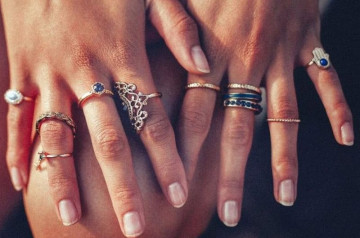 Ý nghĩa ngón tay đeo nhẫn của nữ: Chọn đúng vị trí để cân bằng ngũ hành và thu hút may mắn Ý nghĩa ngón tay đeo nhẫn của nữ: Chọn đúng vị trí để cân bằng ngũ hành và thu hút may mắn