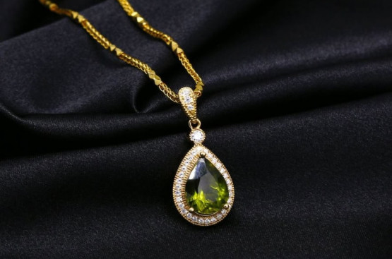 Mặt dây chuyền đá Peridot: Top 6 thiết kế chuẩn phong thủy thu hút may mắn Mặt dây chuyền đá Peridot: Top 6 thiết kế chuẩn phong thủy thu hút may mắn