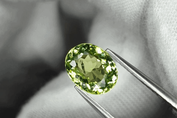 Mặt dây chuyền đá Peridot: Top 6 thiết kế chuẩn phong thủy thu hút may mắn Mặt dây chuyền đá Peridot: Top 6 thiết kế chuẩn phong thủy thu hút may mắn