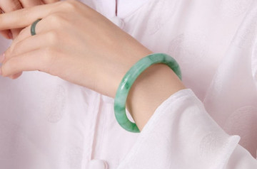 Đá thạch anh đeo có lên nước không: Giải mã các thông tin thú vị nhất Đá thạch anh đeo có lên nước không: Giải mã các thông tin thú vị nhất