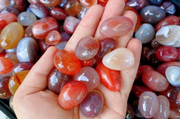 Mã não là gì? Giải mã bí ẩn về loại đá quý mang năng lượng bảo hộ và bình an Mã não là gì? Giải mã bí ẩn về loại đá quý mang năng lượng bảo hộ và bình an