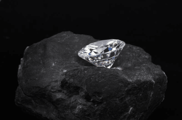 Đá Moissanite có phải kim cương nhân tạo không – Hiểu đúng để chọn đúng khi mua trang sức Đá Moissanite có phải kim cương nhân tạo không – Hiểu đúng để chọn đúng khi mua trang sức