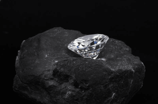 Đá Moissanite có phải kim cương nhân tạo không – Hiểu đúng để chọn đúng khi mua trang sức Đá Moissanite có phải kim cương nhân tạo không – Hiểu đúng để chọn đúng khi mua trang sức