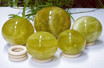 Quả cầu thạch anh vàng – Biểu tượng tài lộc và năng lượng tích cực Quả cầu thạch anh vàng – Biểu tượng tài lộc và năng lượng tích cực