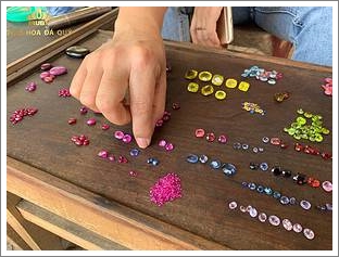 Đá quý đa dạng màu sắc tại chợ đá quý Lục Yên 