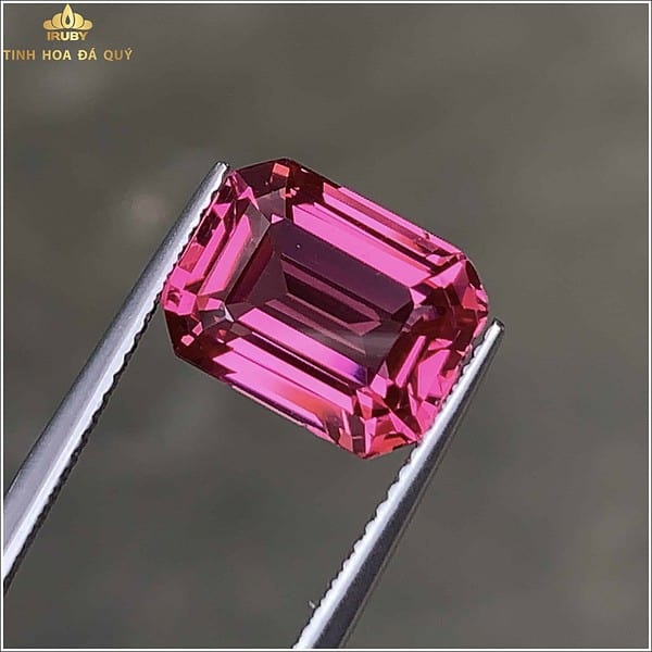 Đá Spinel Hồng 7ct màu đẹp lạ đươc khai thác dưới lòng đất