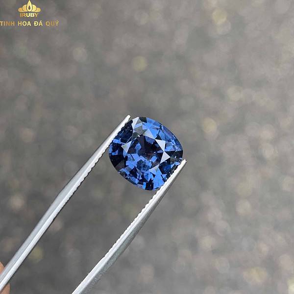 Viên Spinel xanh lam 3,8ct đẹp thuần khiết nằm sâu trong lòng đất