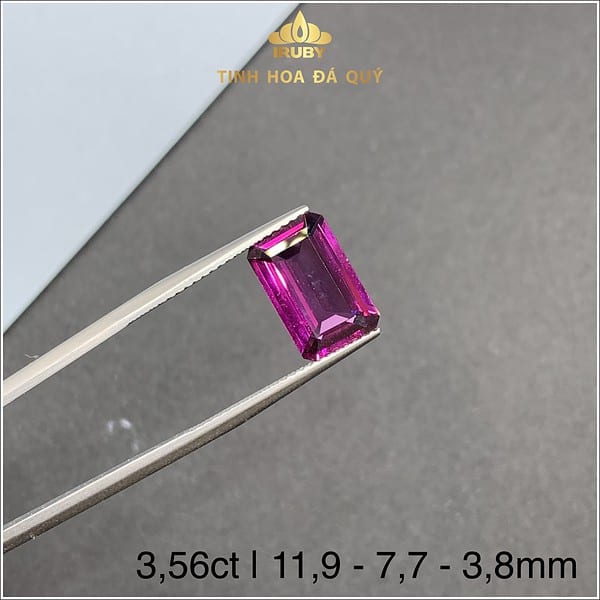 Viên Rhodolite Garnet đỏ tím cắt emerald hiện đại 3.56ct - IRGN233356 hình ảnh