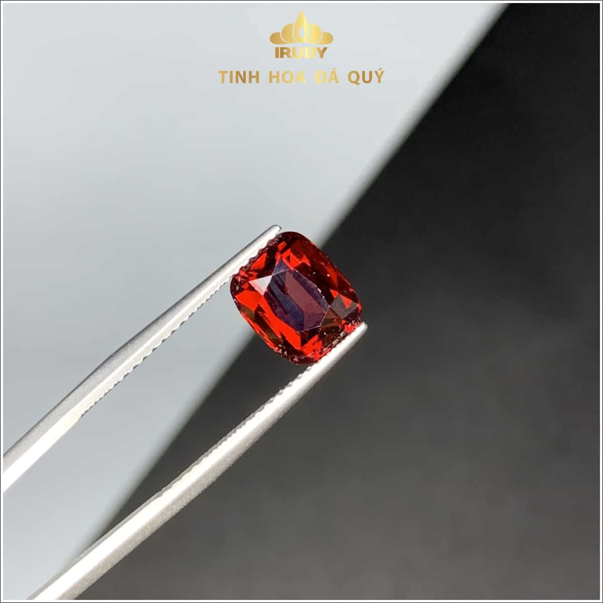 Dải màu của Garnet Pyrope bao gồm từ: đỏ máu đến đỏ đen, đỏ, đỏ cam, hồng, một số loại có màu rất sẫm