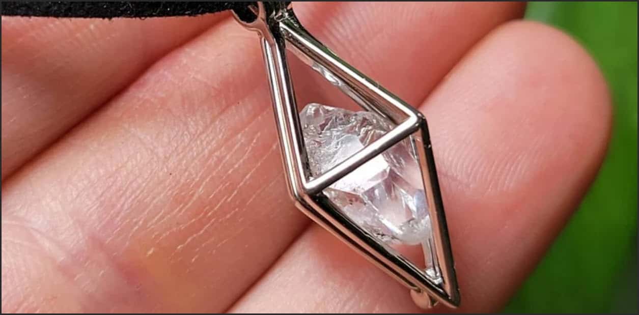 Mặt dây chuyền cách điệu cùng khối kim cương thô tự nhiên