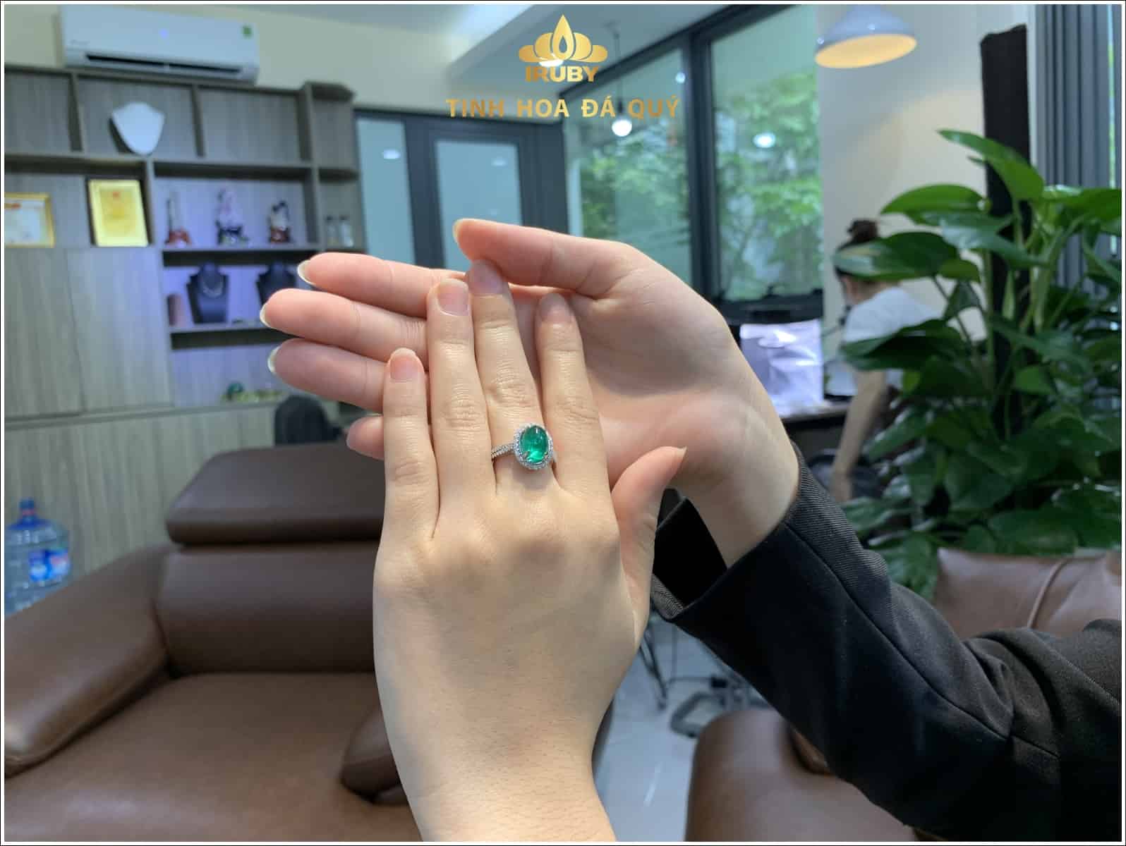 Nhẫn nữ Emerald sang trọng đỉnh cao 2,81ct - IREM 235281 hình ảnh 3