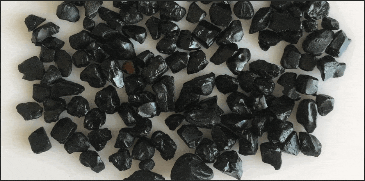 Tinh thể Sapphire đen tự nhiên nguyên bản