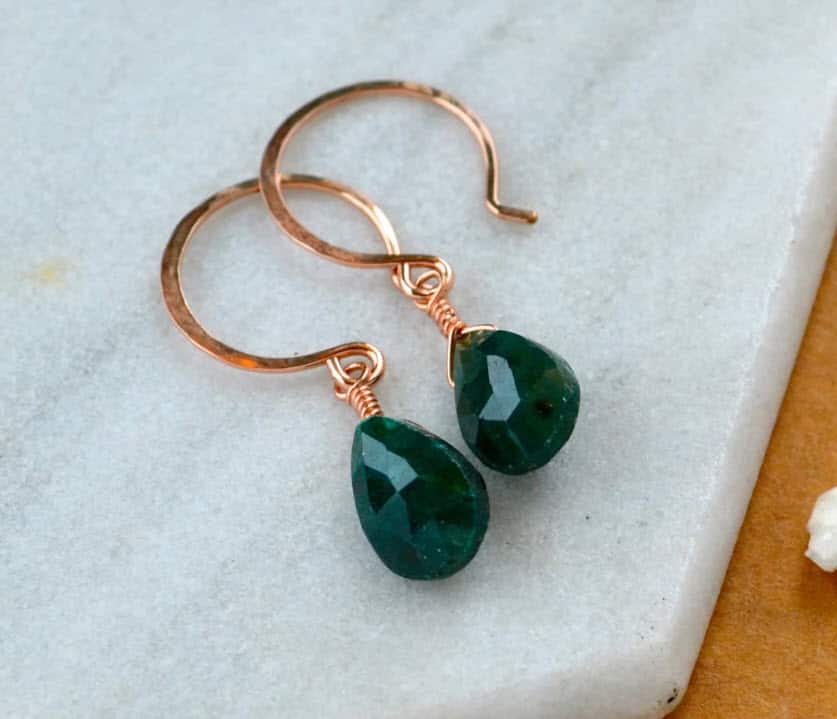 Hoa tai đá Emerald đơn giản tinh tế