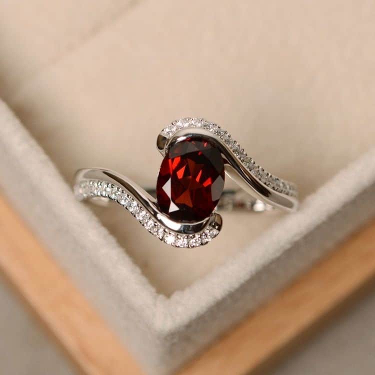Mẫu 4: Nhẫn nữ Garnet đỏ dáng Oval kết kim cương hiện đại sang trọng 