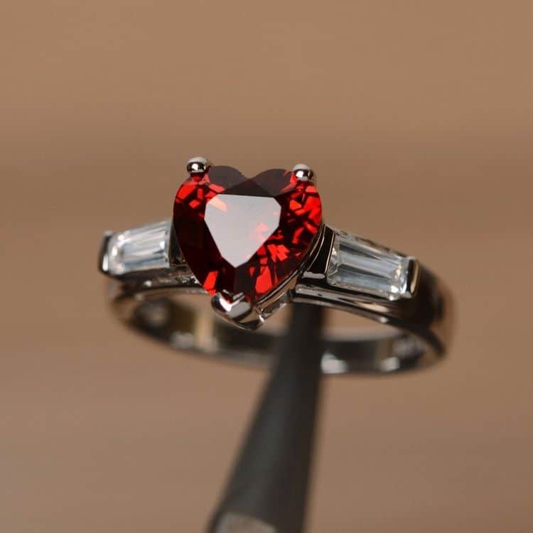Mẫu 5: Nhẫn nữ Garnet đỏ trái tim đá phụ kết hai bên vàng trắng 