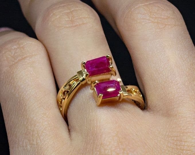 Mẫu 11: Nhẫn nữ Ruby cách điệu vàng vàng 