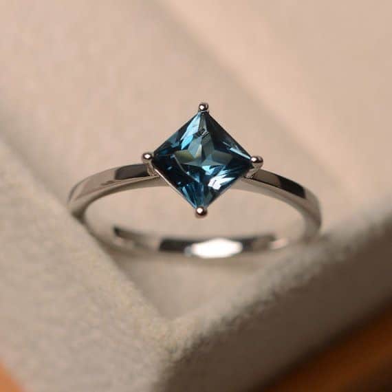  Đơn giản nhưng tinh tế nhẹ nhàng với nhẫn nữ đính đá Sapphire xanh