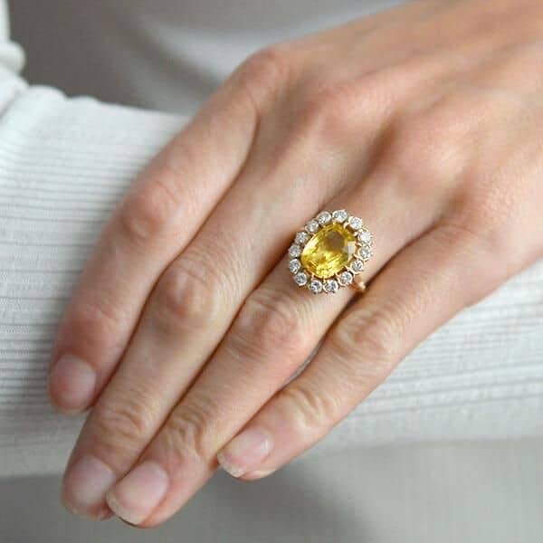 Mâu 14: Nhẫn nữ Sapphire vàng kết kim cương dáng Oval  
