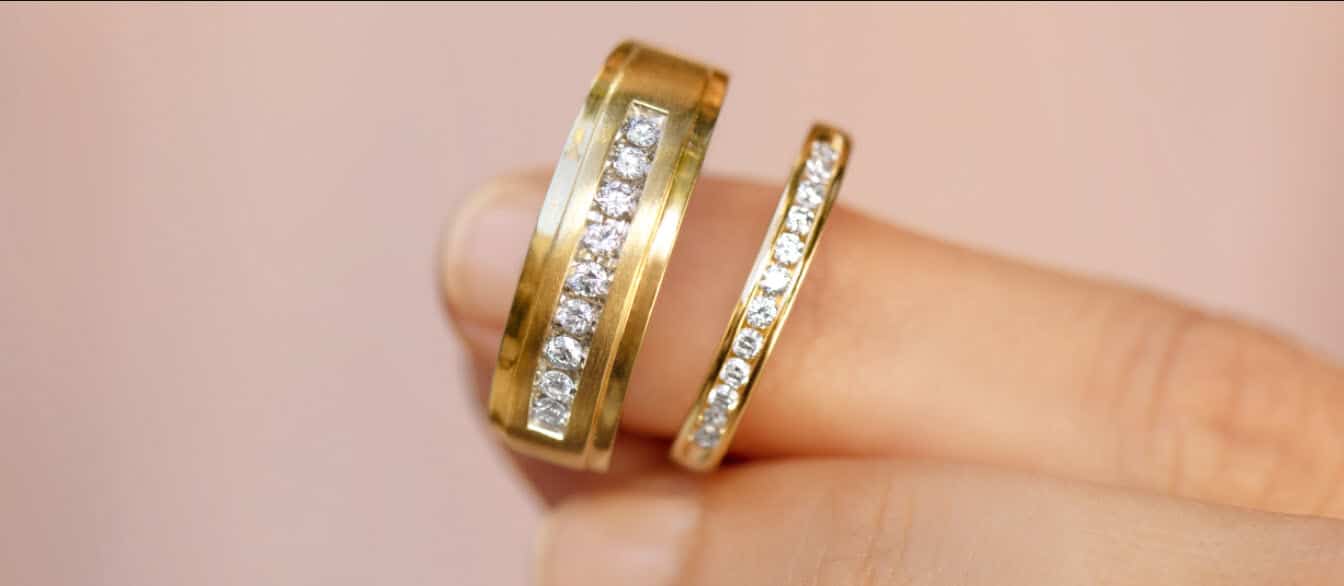 Mẫu nhẫn cưới gắn kim cương vàng trang sức