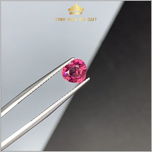 Viên Garnet màu đỏ thuần cắt hình trái tim 1,10ct