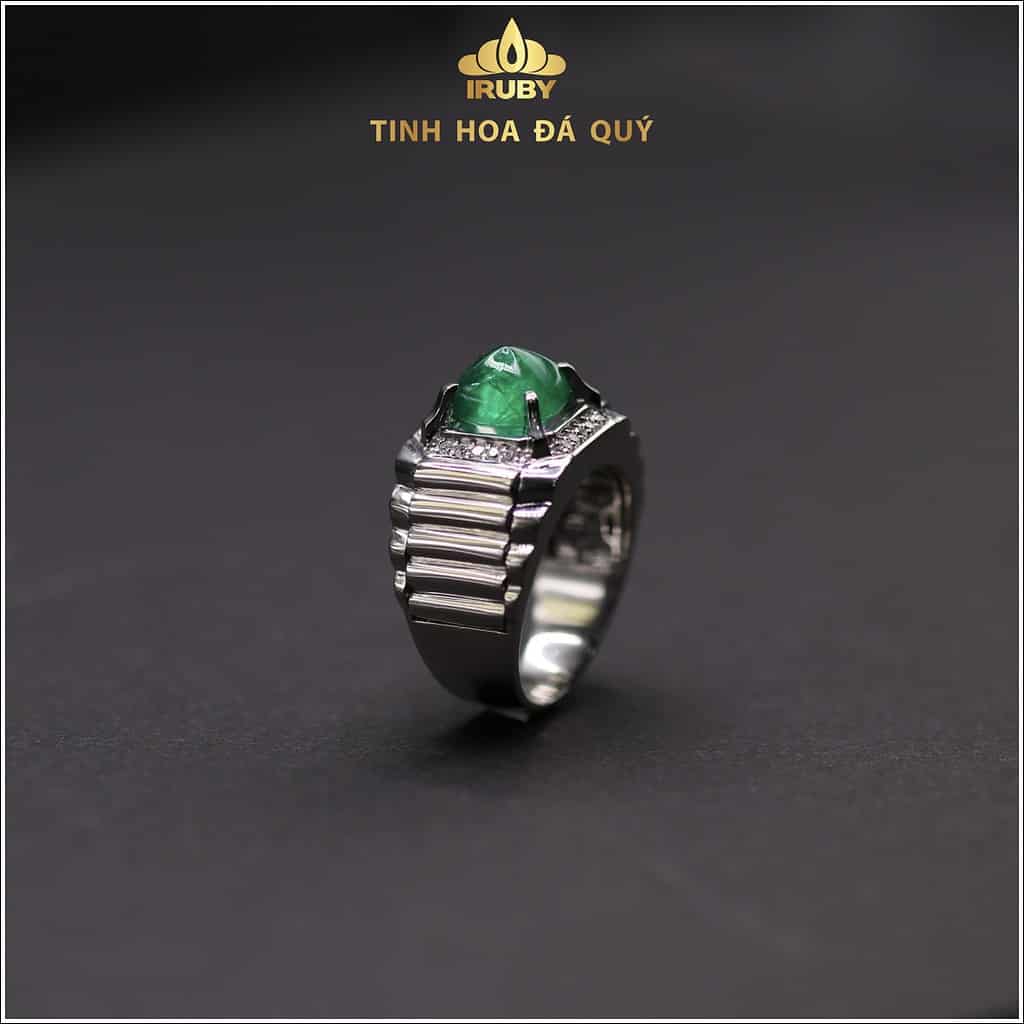 Nhẫn nam Ngọc Lục Bảo mẫu Rolex sở hữu màu sắc vô cùng thu hút, thiết kế được IRUBY thiết kế riêng theo yêu cầu.