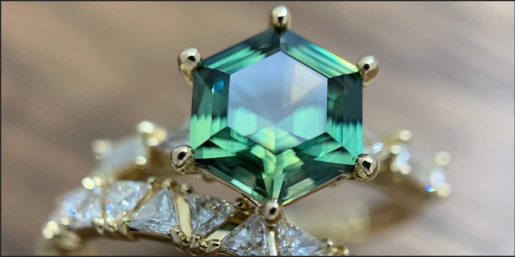 Nhẫn nữ đá Sapphire xanh đẹp hiện đại cắt khối lục giác lạ mắt 
