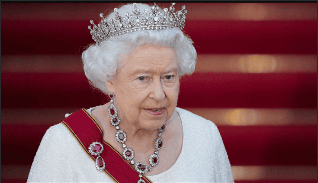 Nữ Hoàng Anh đội vương miện đá quý trong những dịp quan trọng 