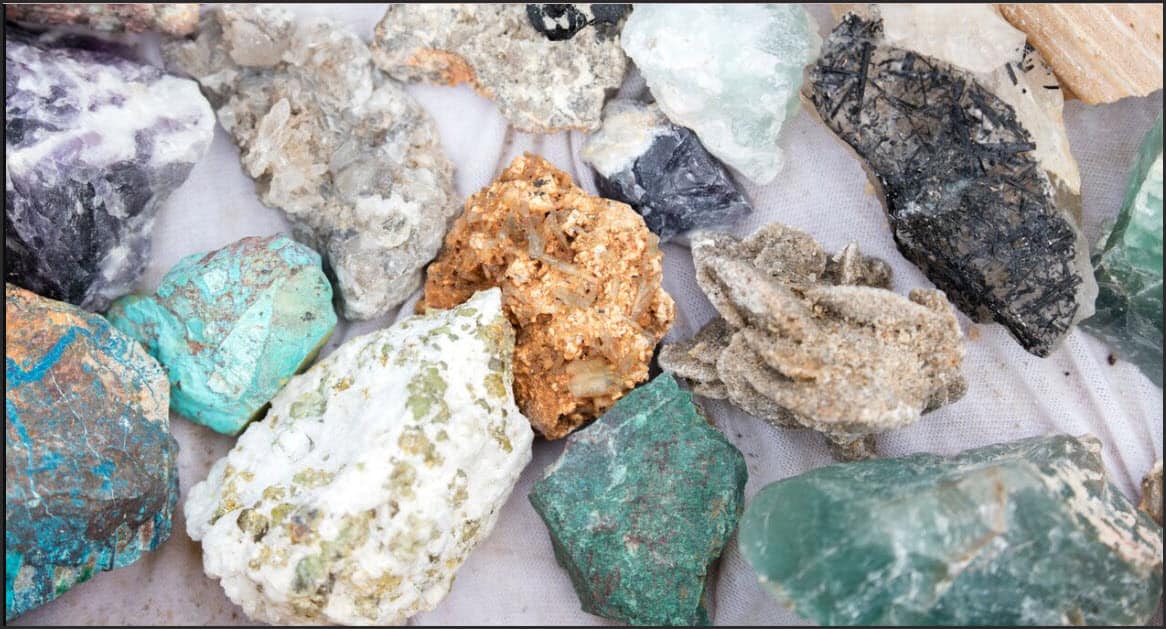 Sự hình thành của đá quý phụ thuộc vào nhiều yếu tố trong tự nhiên