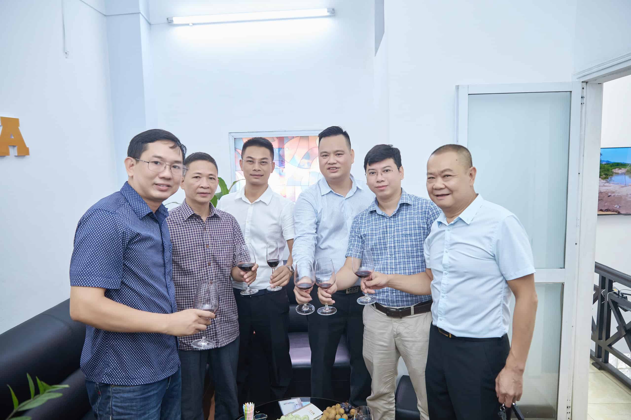 Anh Nguyễn Ngọc Tú cùng các đồng nghiệp trong làng đá quý 