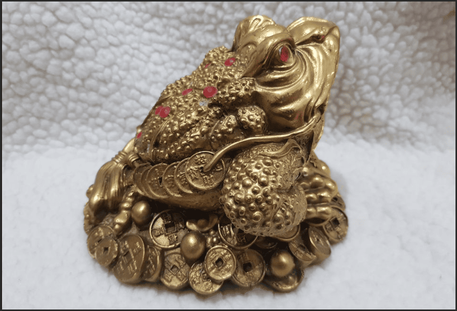 Cóc ngậm tiền vàng vật phẩm thu hút phong thủy may mắn