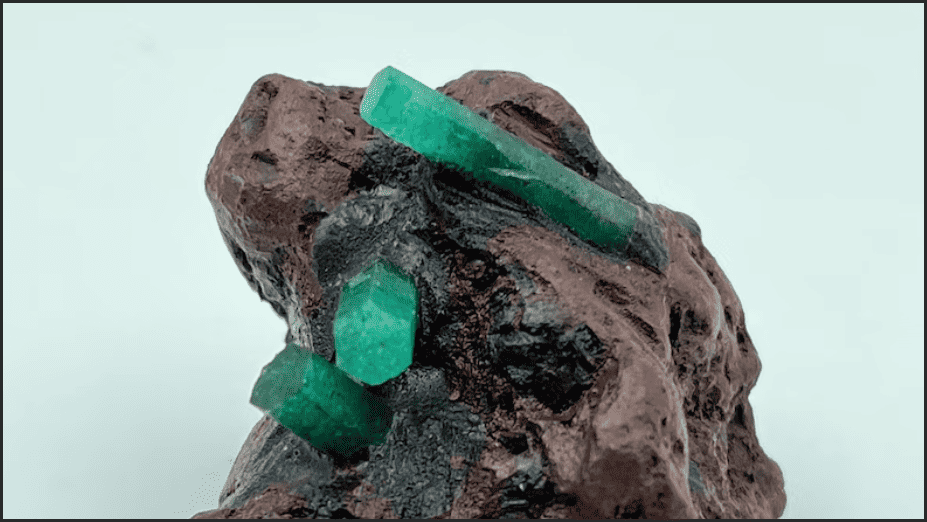 Một khối Emerald matrix thô biến thể của Beryl rất phù hợp với mệnh Mộc 
