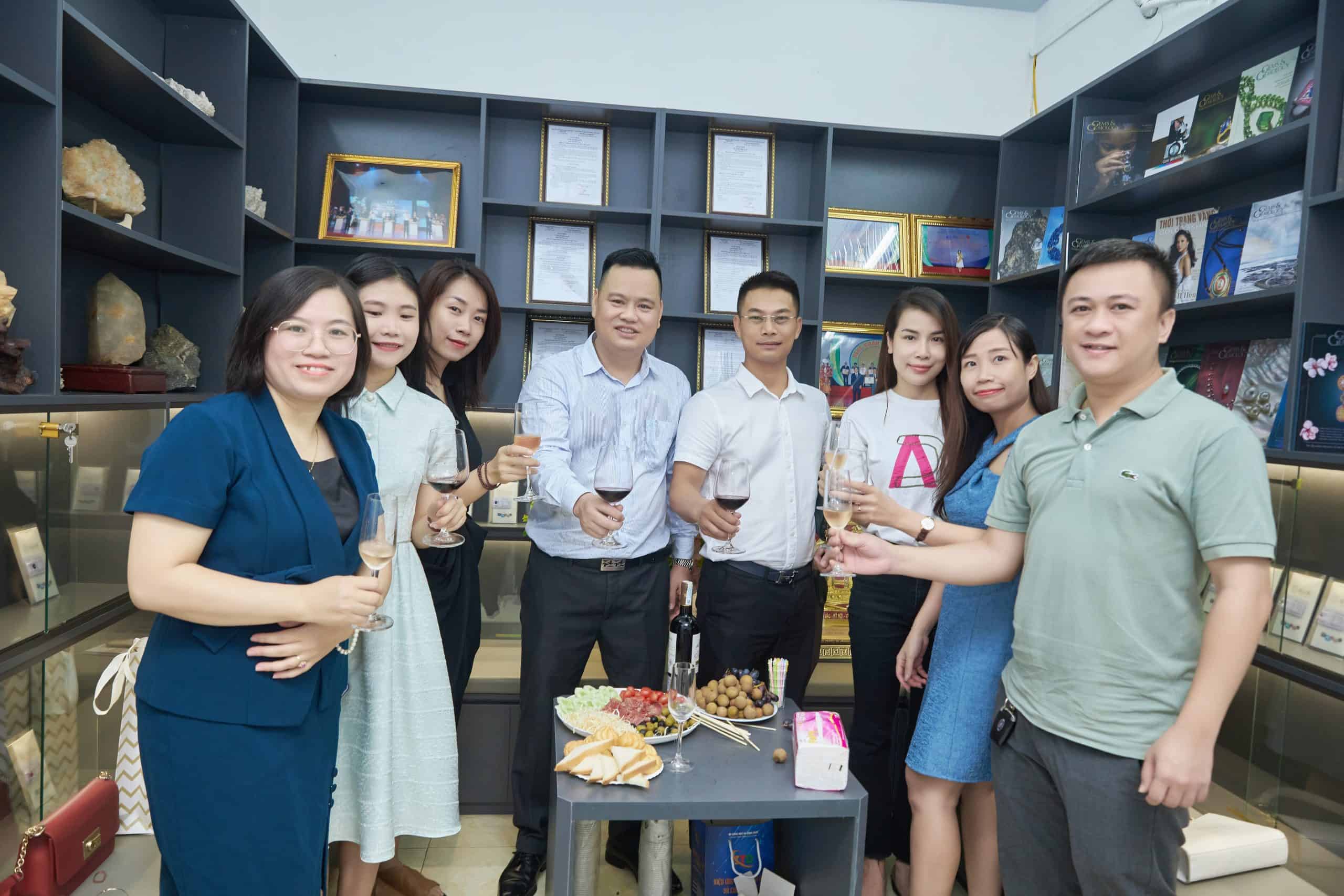 TS. Vũ Thị Nguyệt giữ chức viện trưởng viện Mỹ nghệ Kim hoàn Đá quý Việt Nam cùng các đồng nghiệp chúc mừng khai trương