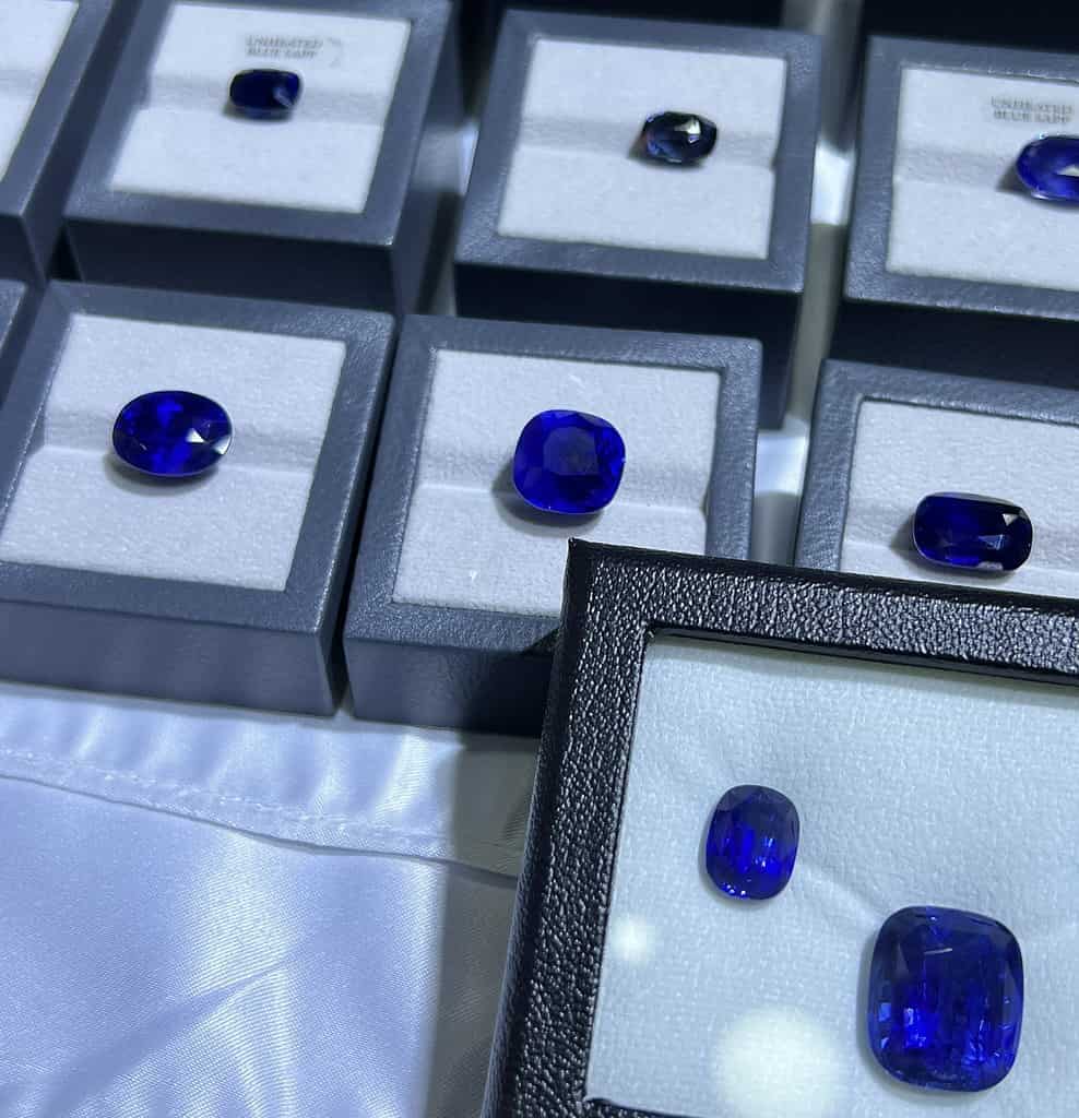 Bộ sưu tập đá Sapphire tự nhiên đủ kích thước, màu xanh lam hoàng gia là một trong những màu được yêu thích và săn đón rất nhiều 