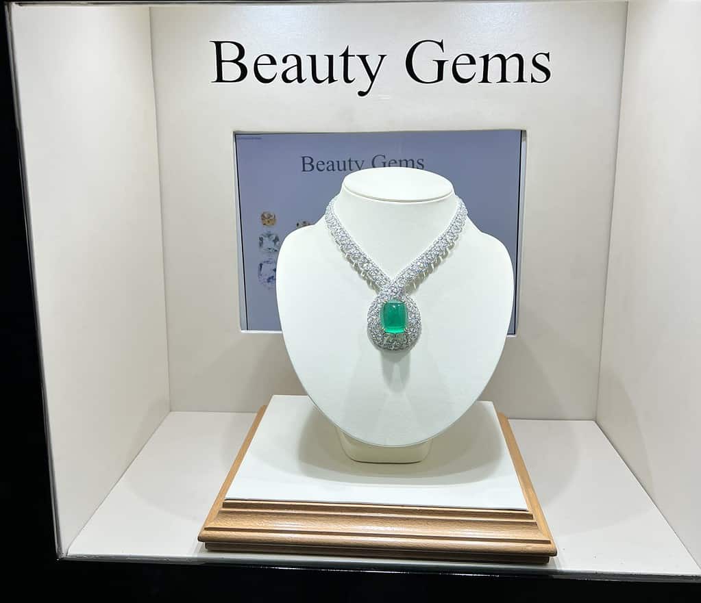 Bộ trang sức Emerald giá trị hàng nghìn USD được trưng bày tại triển lãm được thiết kế tỉ mỉ từ những nhà trang sức kinh nghiệm lâu năm