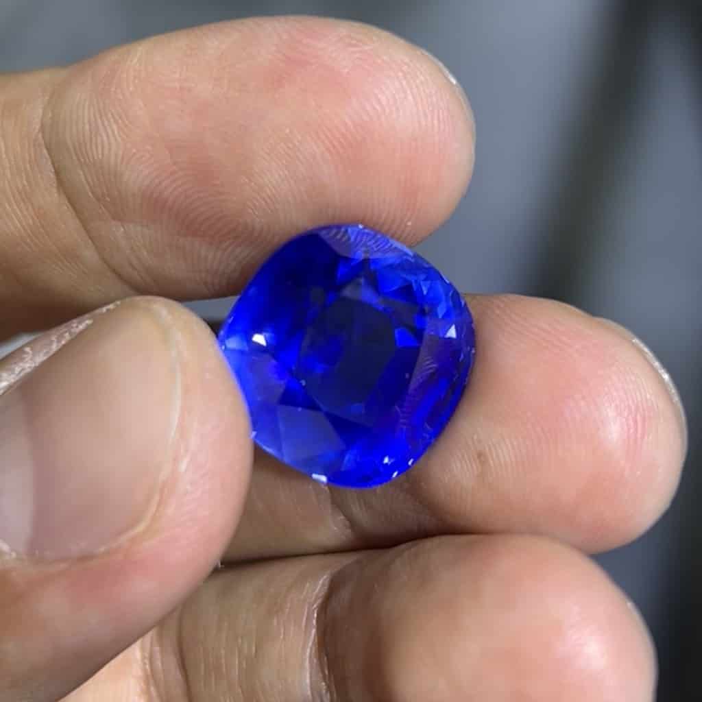 viên Sapphire xanh lam hoàng gia tự nhiên 100% có kích thước 10,44ct có giá 11 tỷ sở hữu màu xanh lam đỉnh cao thuần khiết nhất 