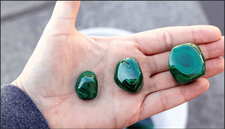 Đá Malachite được biết đến với màu xanh lục đặc trưng, thế nhưng đó chỉ là gam màu chính mà viên đá này sở hữu