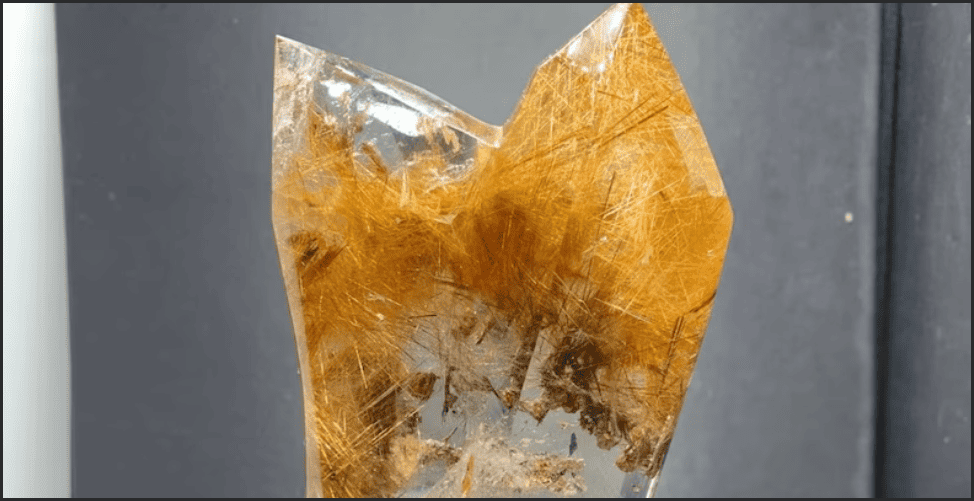 Đá Thạch Anh tóc vàng là biến thể của nhóm đá Thạch Anh thuộc họ Silicat