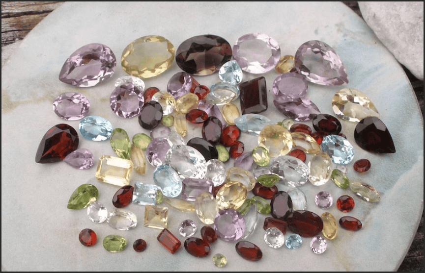 Zircon trong tự nhiên tồn tại dưới rất nhiều màu sắc khác nhau tạo nên sự đa sắc của viên đá